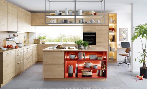 Mit einer Küche in Holzoptik ist Ihnen Gemütlichkeit und eine warme Atmosphäre sicher. Das Regal in Orange passt gut zu dem warmen Spitzahorn. 